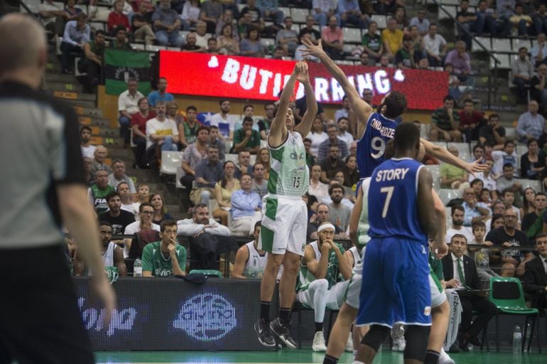 Pol Molins, en acción, jugador cedido por el Divina Seguros Joventut, por el Club Ourense Blaoncesto, una temporada.