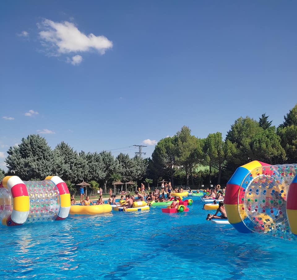 Imagen de archivo de actividades acuáticas en la piscina de Motilla del Palancar