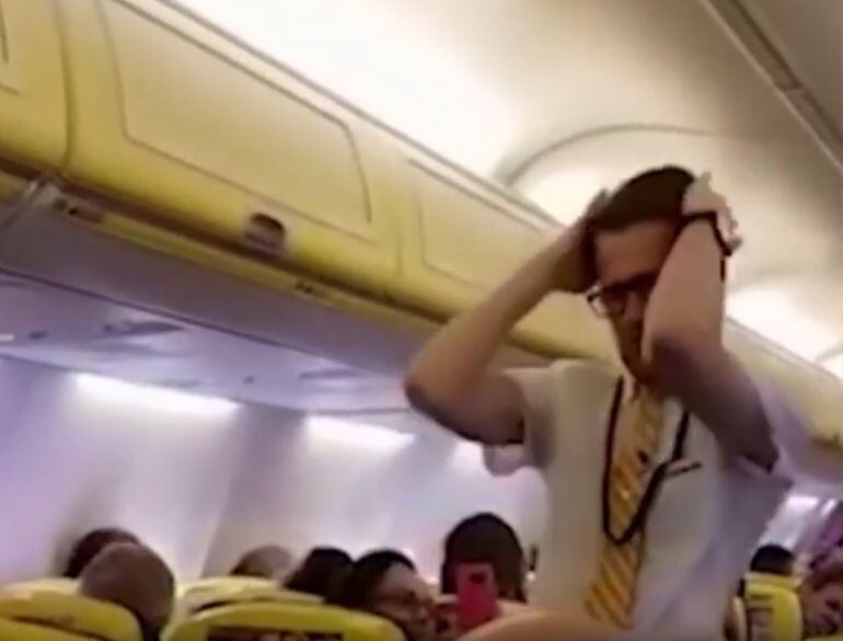 Un azafato de Ryanair baila un tema de Britney Spears en un vuelo Gerona-Bournemouth.