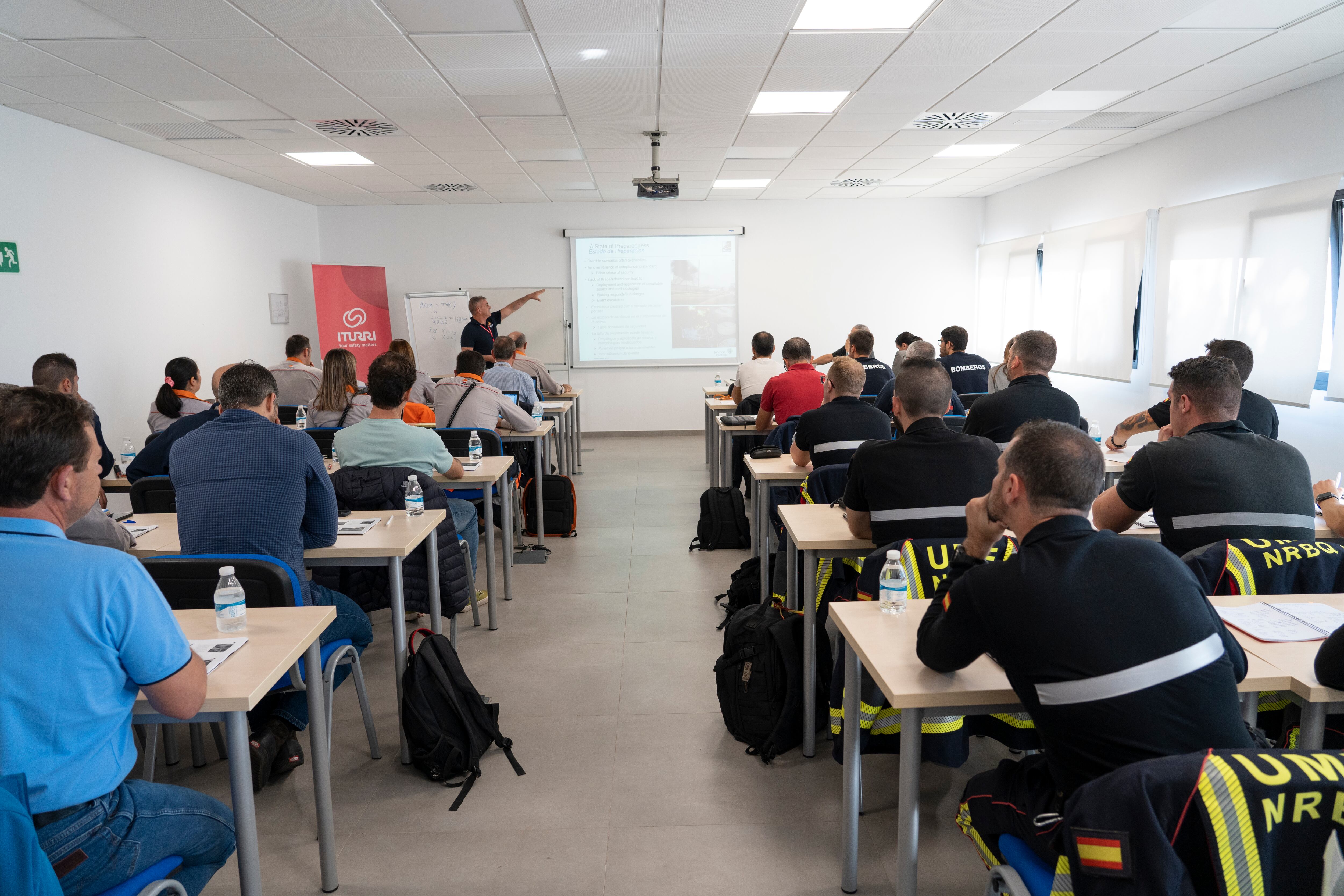 Formación efectivos de la UME en Complejo de Repsol en Puertollano