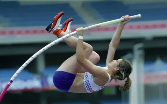 Naroa Agirre, en pleno salto en los campeonatos de España de Sabadell. (AGENCIAS)