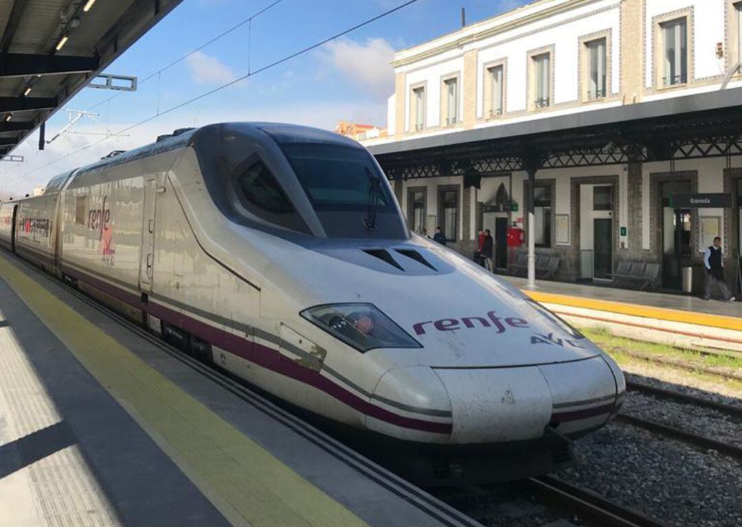 Un AVE en pruebas en la estación de Granada