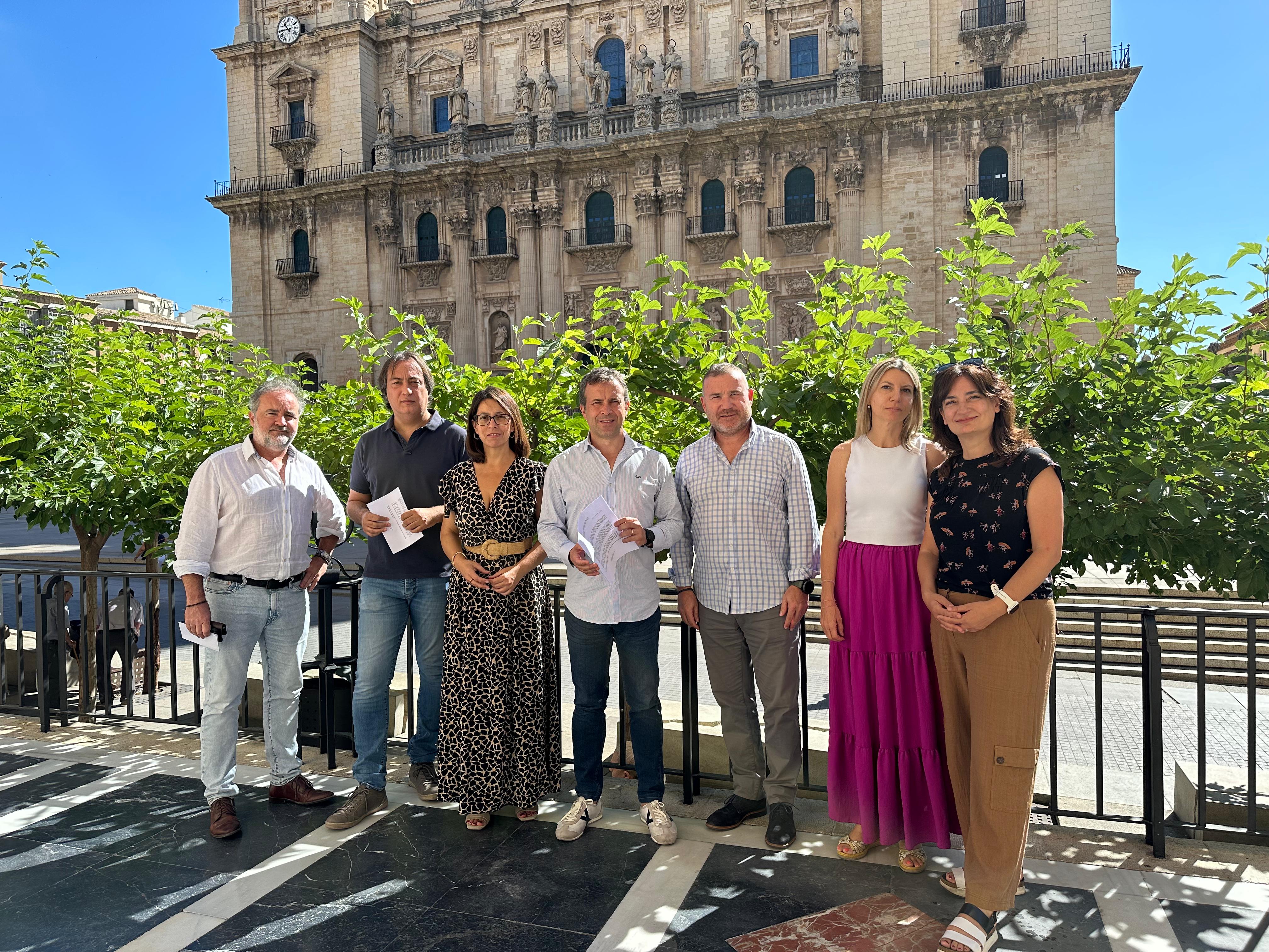 El portavoz municipal del PSOE, Julio Millán (cuarto por la izqda), acompañado de concejales y concejalas socialistas.