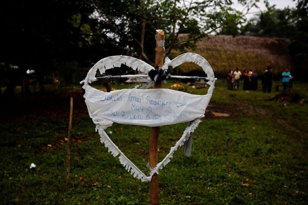 Un corazón blanco sobre una cruz con el nombre y edad de la Jakelin Caal, la niña de 7 años fallecida también en la frontera, se exhibe en el caserío San Andrés Secortéz en el municipio de Raxruhá en Guatemala.