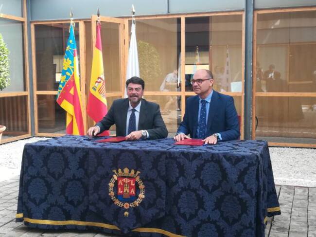 El alcalde de Alicante, Luis Barcala, junto al rector de la UA, Manuel Palomar