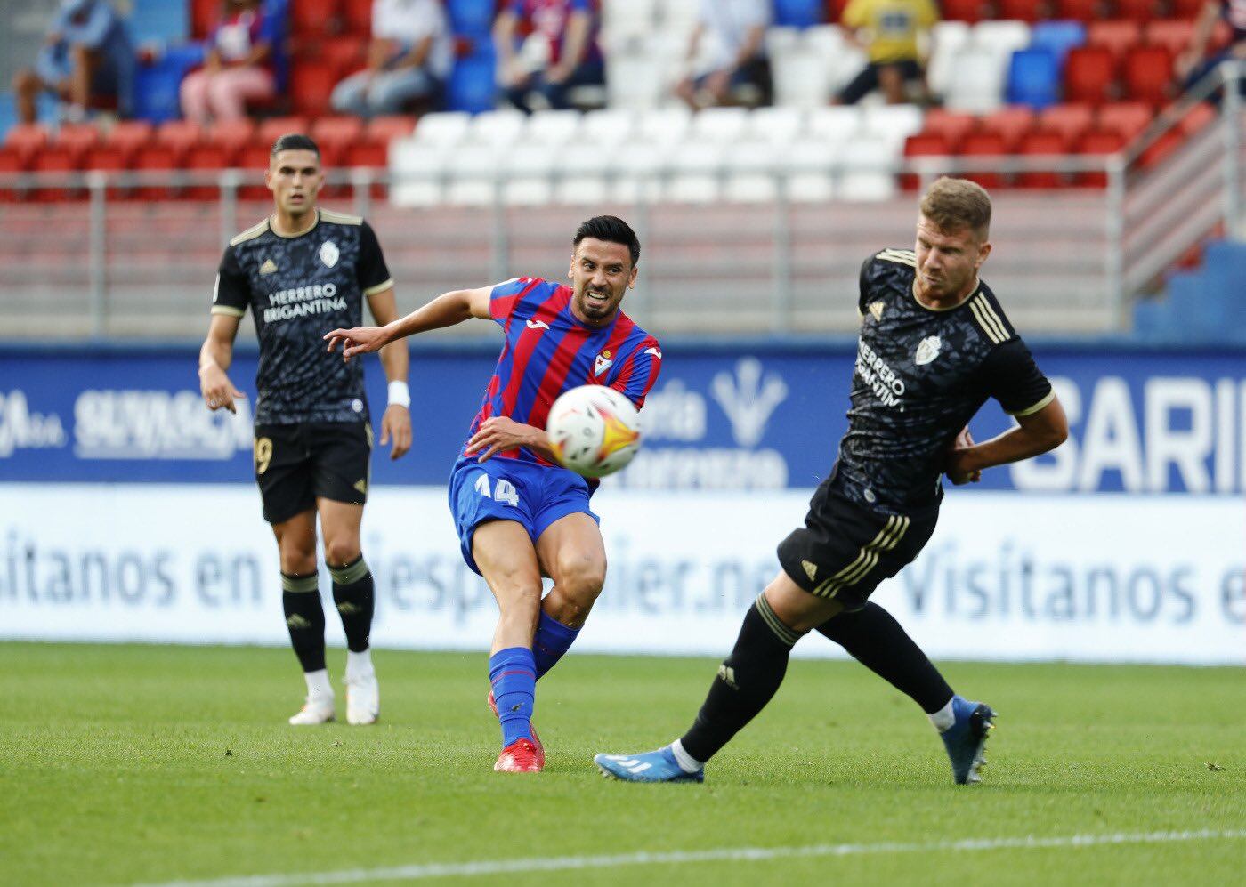 Javi Muñoz lanza un balón en el duelo de la primera vuelta entre la Ponferradina y el Eibar