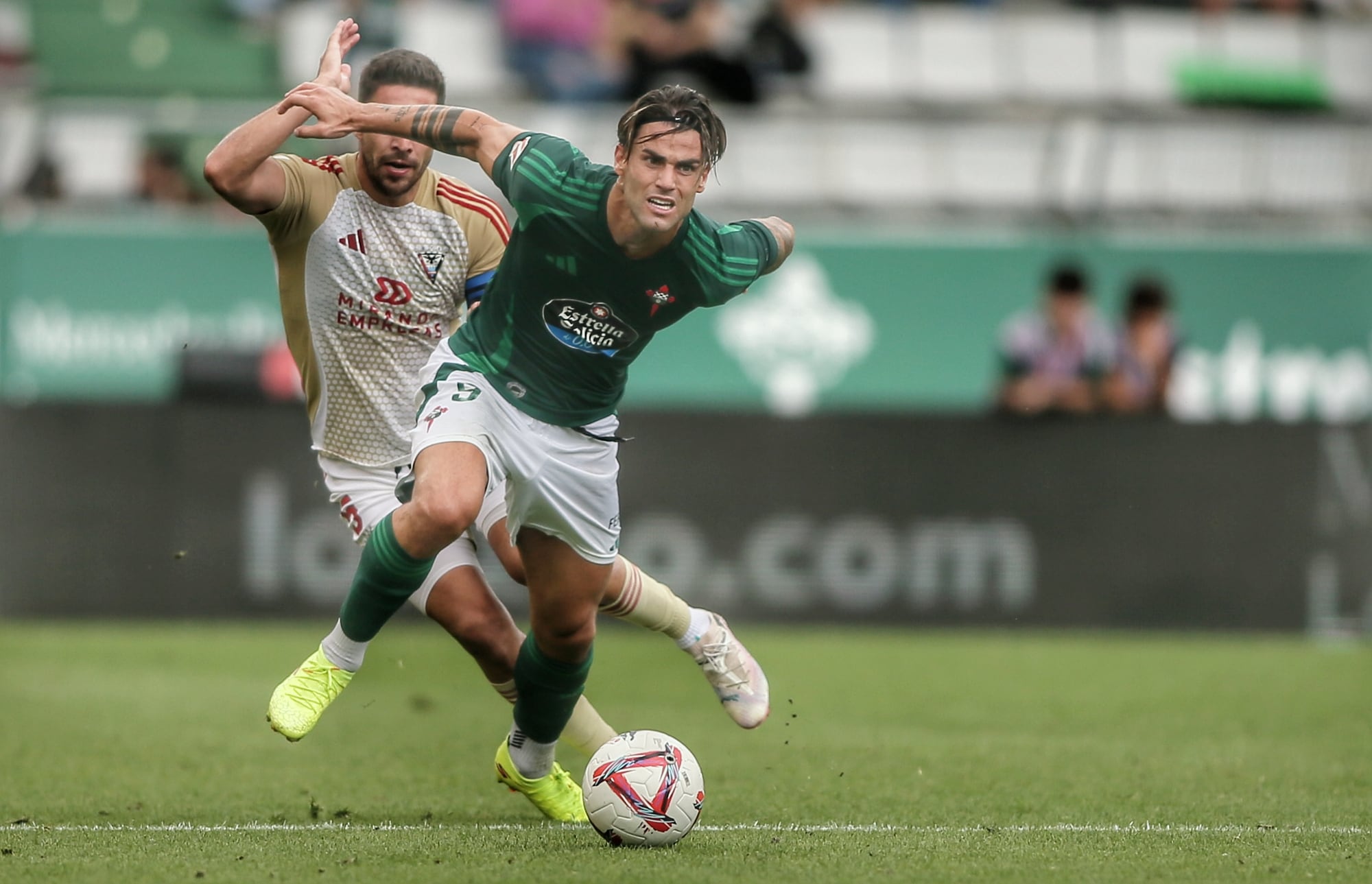 Eneko Jauregi lidera una jugada del Racing-Mirandés en A Malata (foto: Mero Barral / Cadena SER)