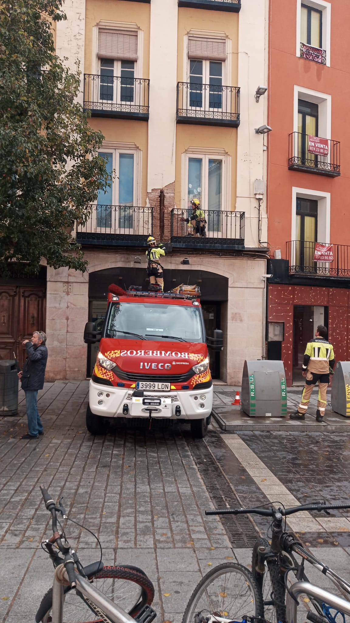 Los Bomberos del Ayuntamiento de Huesca han tenido que intervenir en un edificio del Coso