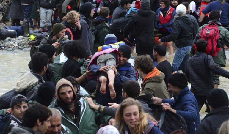 Migrantes procedentes del campamento de refugiados de Idomeni, Grecia, tratan de encontrar una vía alternativa para cruzar la frontera entre Grecia y Macedonia