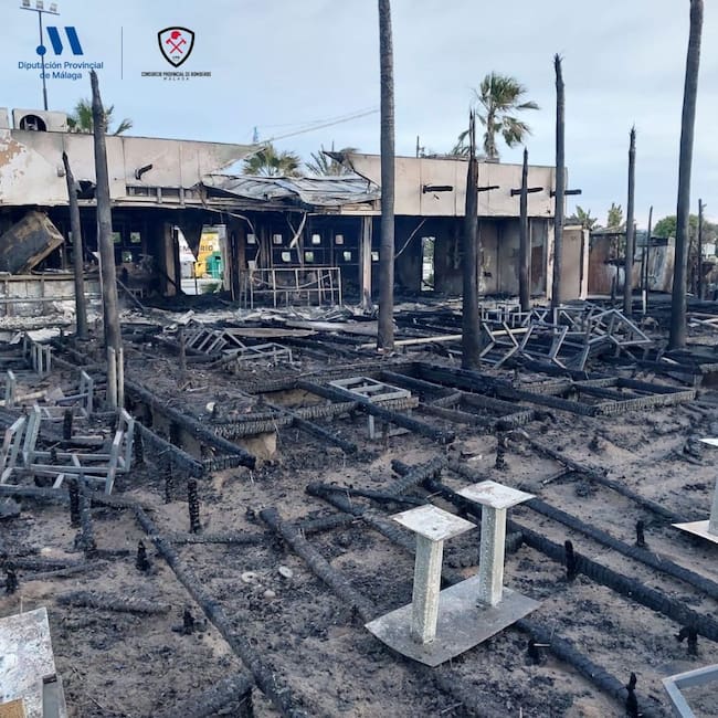 Estado en el que ha quedado el chiringuito de copas calcinado en Los Álamos (Torremolinos, Málaga)