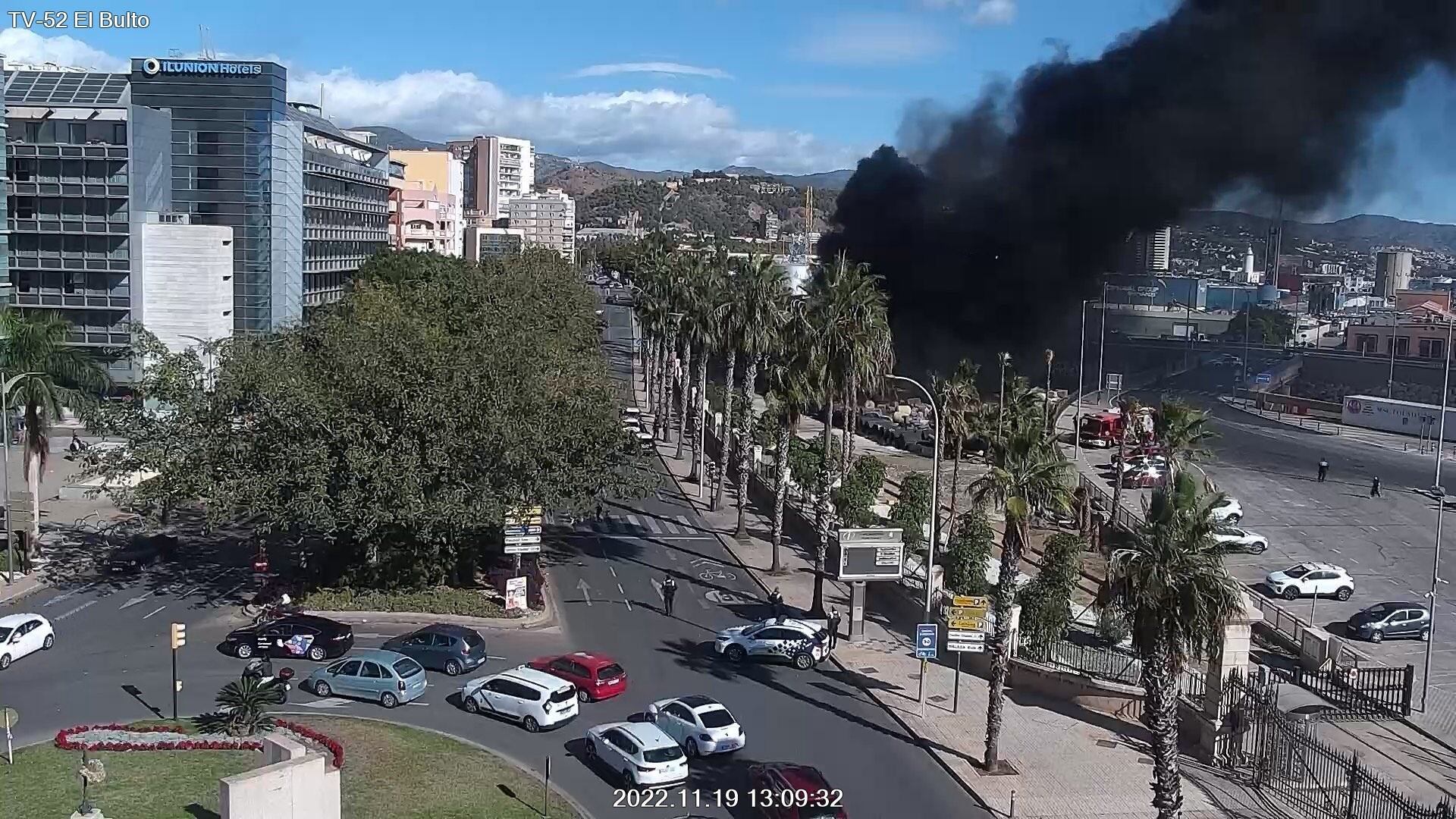 El fuego ha obligado a cortar varias calles del entorno del puerto de Málaga