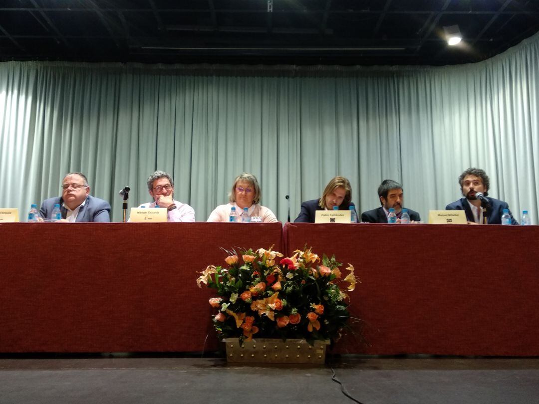 De izquierda a derecha: Aljandro Vázquez (PP) Manuel Escarda (PSOE) Sofía Plaza, moderadora, Pablo Fernández (Podemos) Manuel Mitadiel (Ciudadanos) y José Sarrión (IU)