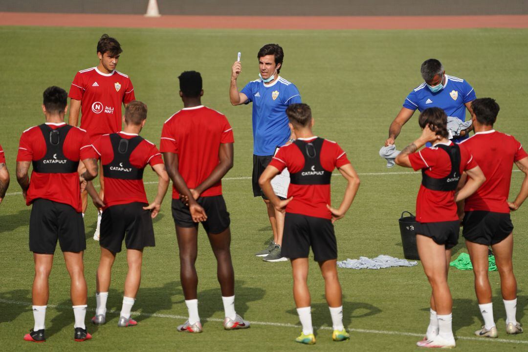 Mario Silva hablando con el equipo en el Estadio.