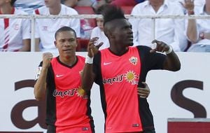 GRA364. SEVILLA, 17/05/2015.- El delantero congoleño del Almería Thievy Bifouma (d) celebra la consecución del primer gol de su equipo ante el Sevilla en el partido de la trigésima séptima jornada de liga en Primera División que se disputa esta tarde en e