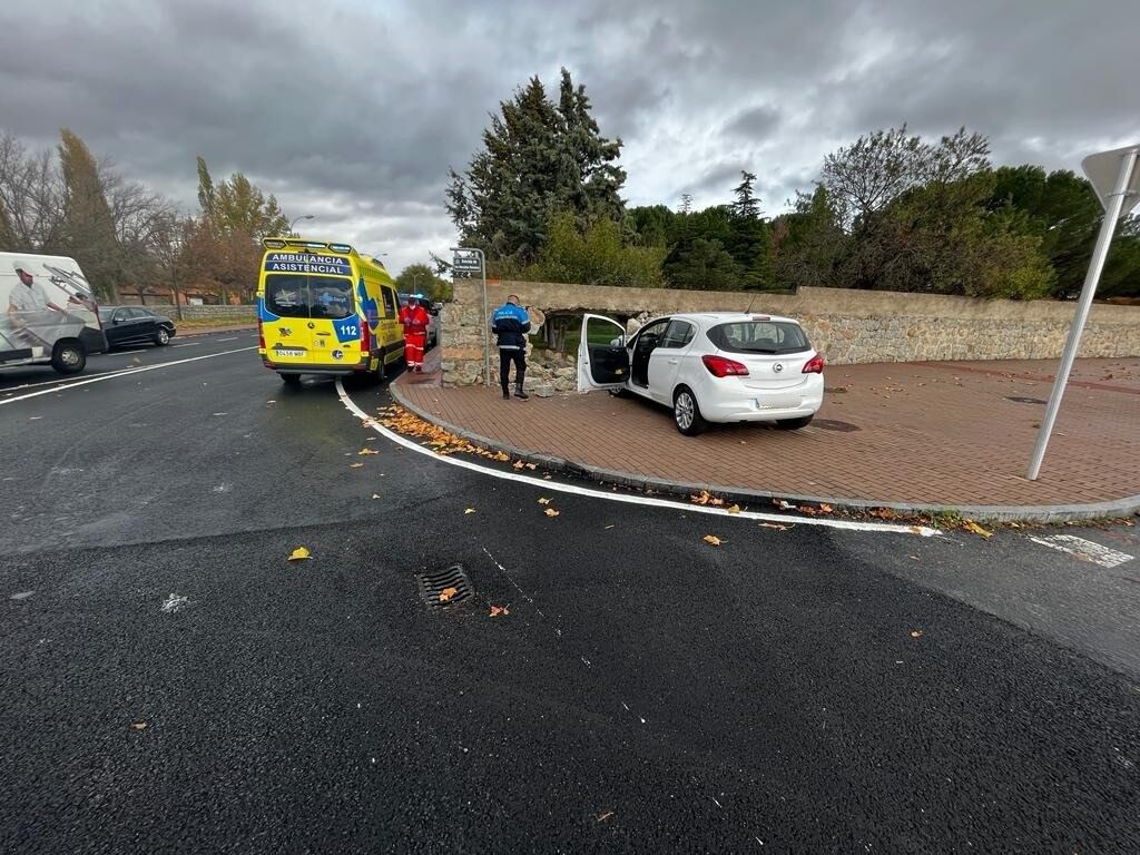 El coche ha impactado contra el muro que ha caído parcialmente