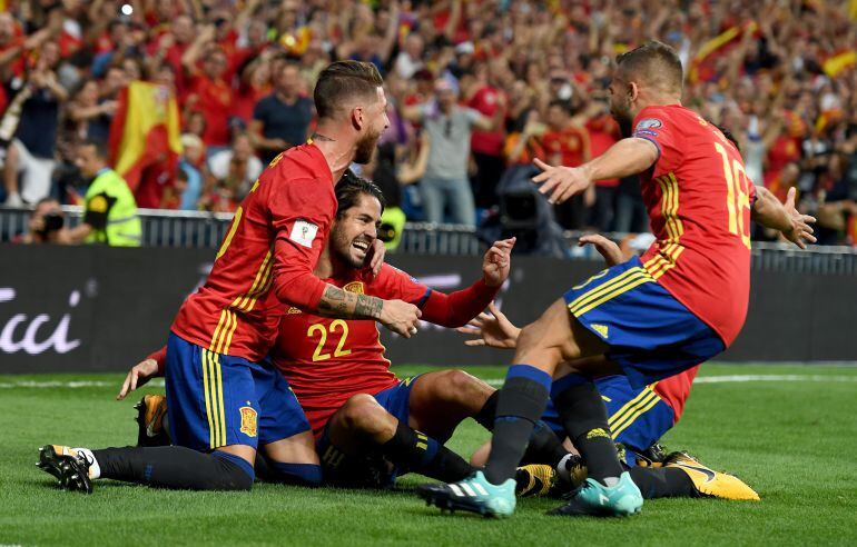 Los jugadores de España celebran un gol en el partido de clasificación jugado contra Italia en el Bernabéu.