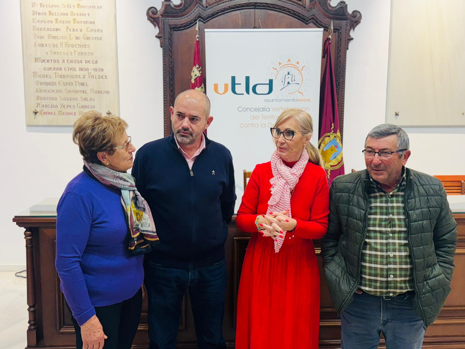 Carmen Menduiña, edil de Vertebración del Territorio junto a los vecinos de Béjar
