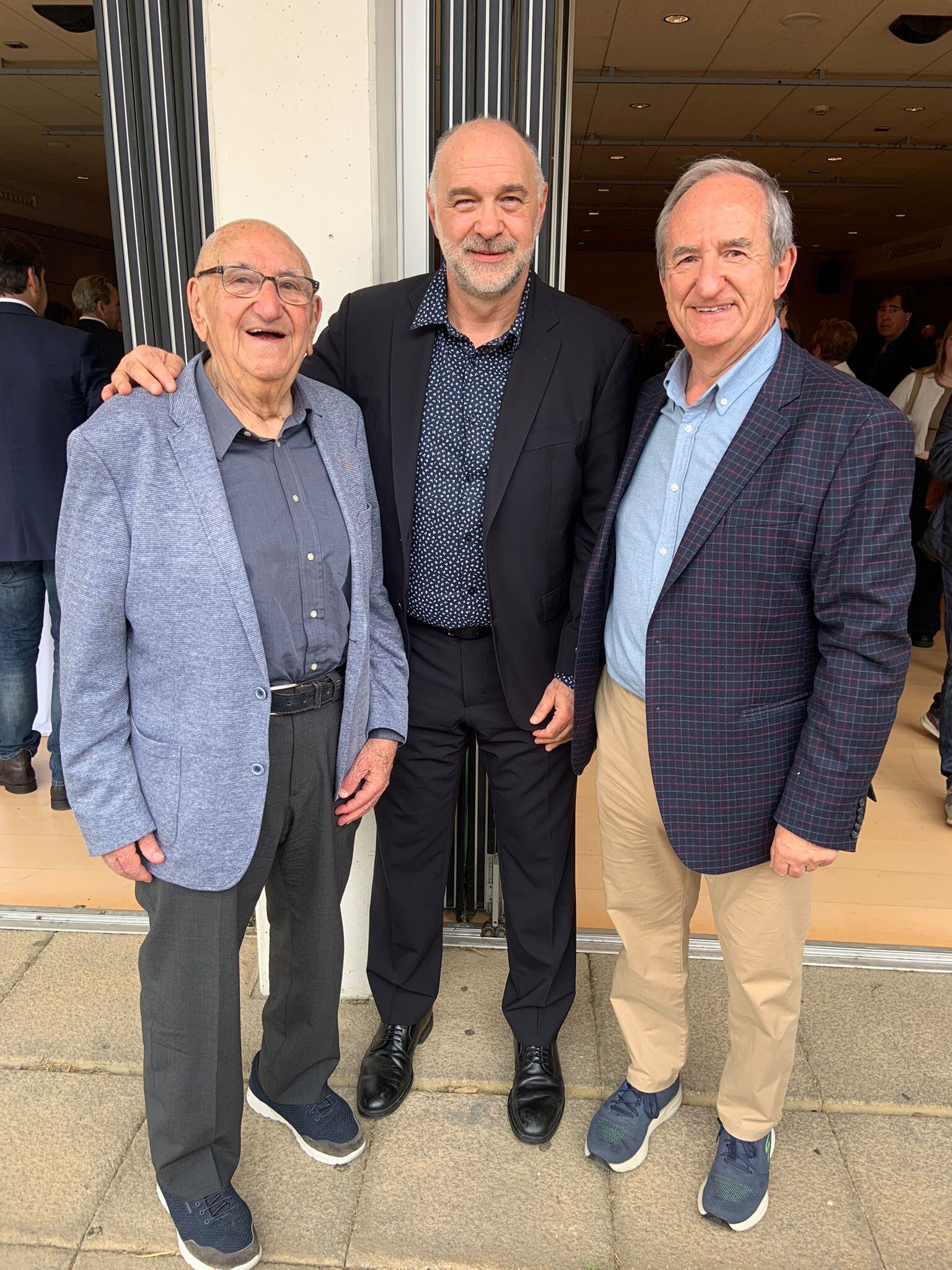 Xabier Añua, acompañado de Pablo Laso y su hermano Mikel