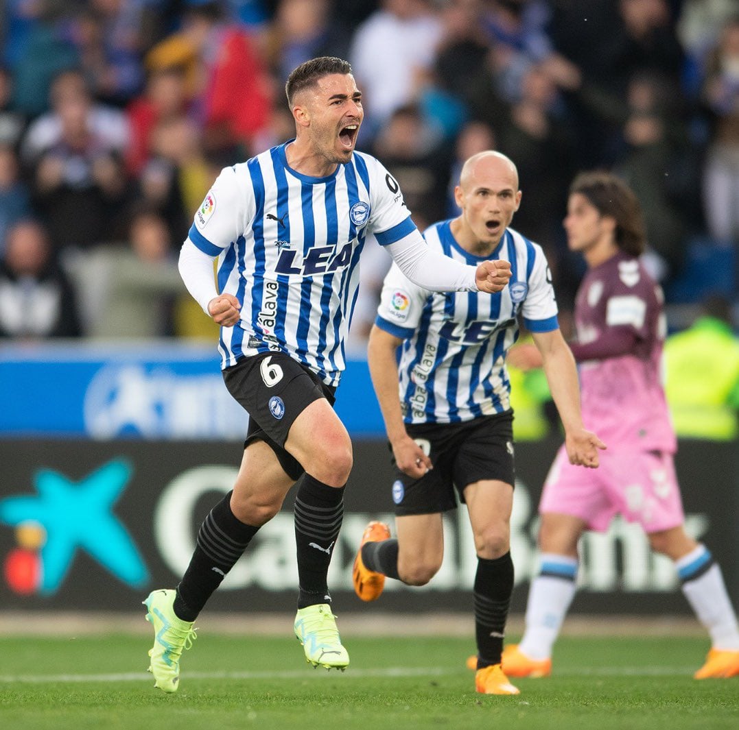 Toni Moya celebra un gol con la camiseta del deportivo Alavés