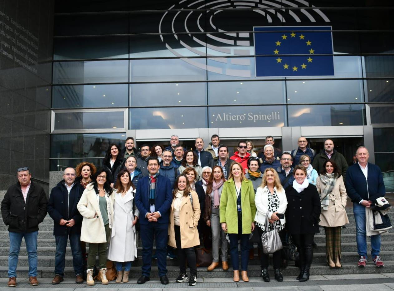 Jose Manuel Caballero y la eurodiputada Cristina Maestre, junto a los alcaldes y alcaldesas que han visitado el Parlamento Europeo esta semana