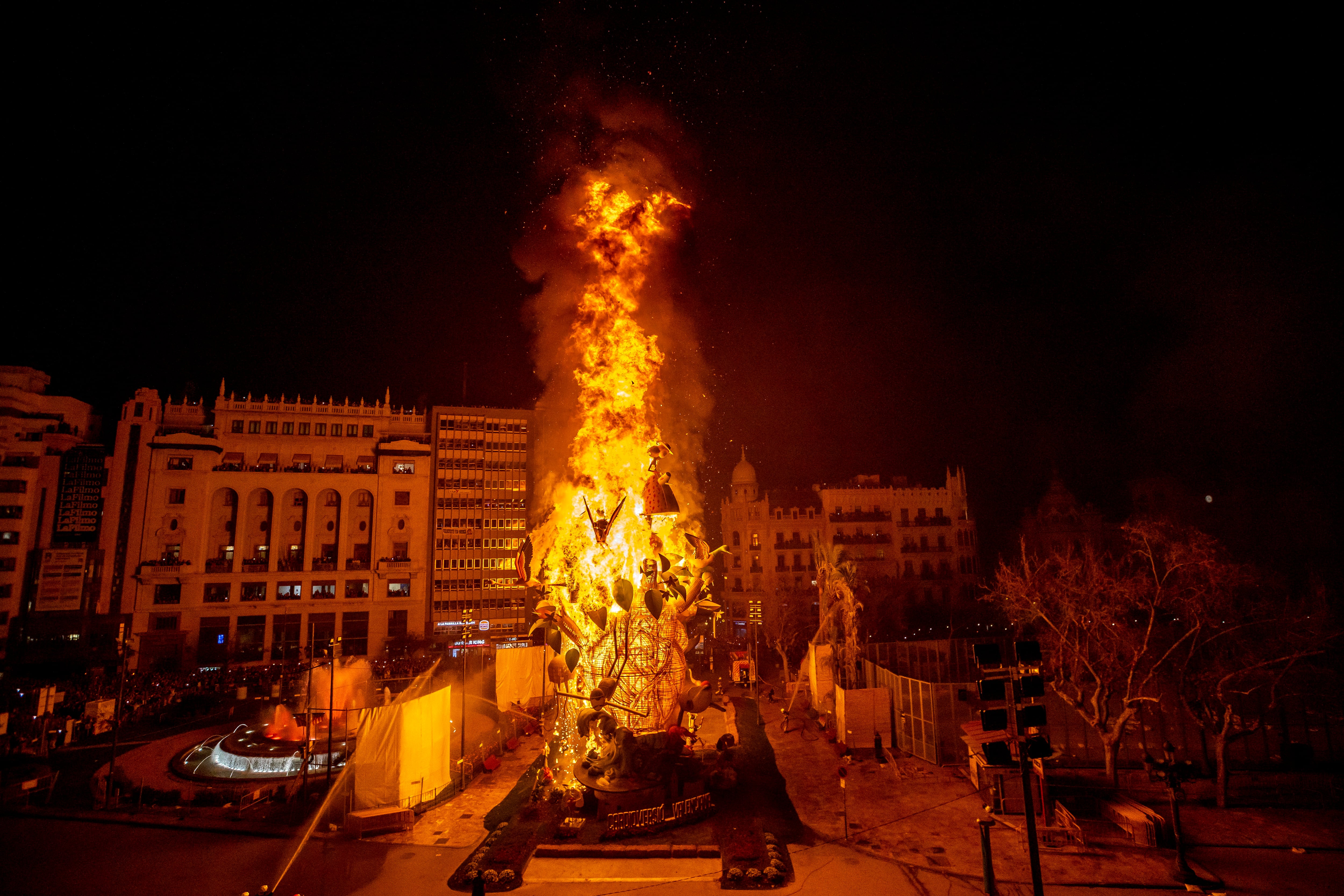 GRAFCVA2321. VALENCIA, 19/03/2023.- Vista general de la Cremá de la falla del ayuntamiento con lo que las Fallas llegan a su colofón, tras cinco días grandes de fiesta que han tenido todo a su favor, incluido el tiempo, y pueden dejar algunos de los mejores registros turísticos de su historia. EFE/Biel Aliño
