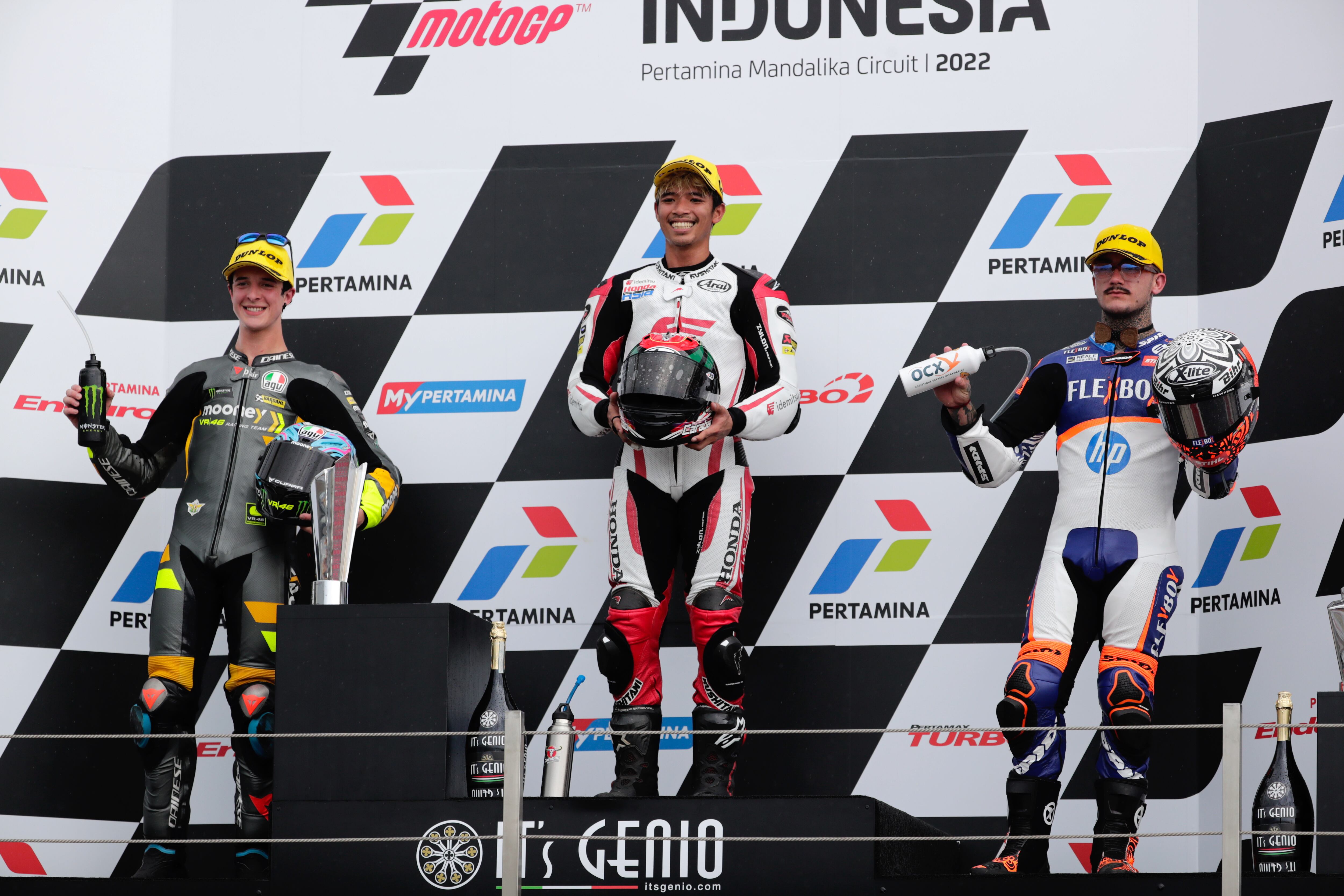 Mandalika (Indonesia), 20/03/2022.- Moto2 riders Somkiat Chantraof (C) of the Idemitsu Honda Team Asia, Celestino Vietti (L) of the Mooney VR46 Racing Team and Aron Canet (R) of the Flexbox HP40 celebrate on the podium for the Motorcycling Grand Prix of Indonesia at the Pertamina Mandalika International street circuit in Lombok, Indonesia, 20 March 2022. (Motociclismo, Ciclismo) EFE/EPA/ADI WEDA
