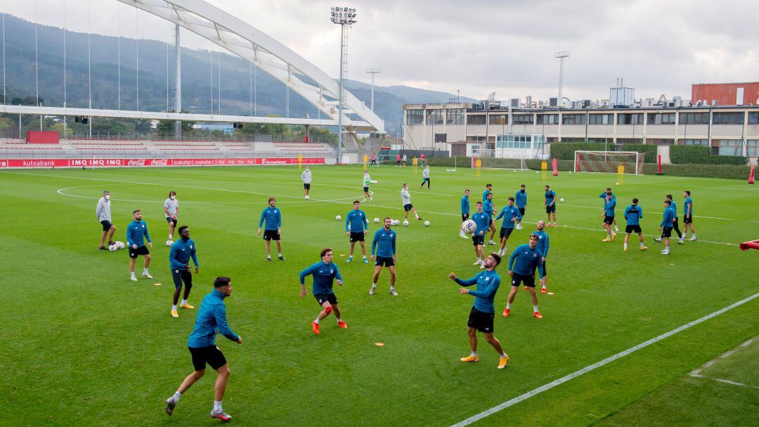 La plantilla del Athletic, durante el último entrenamiento antes del partido frente al Cádiz
