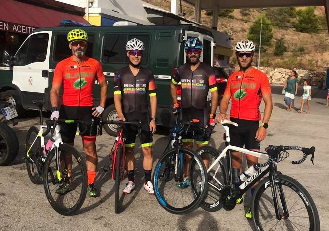 Algunos de los ciclistas del Club Bujarkay durante un día de entreno.