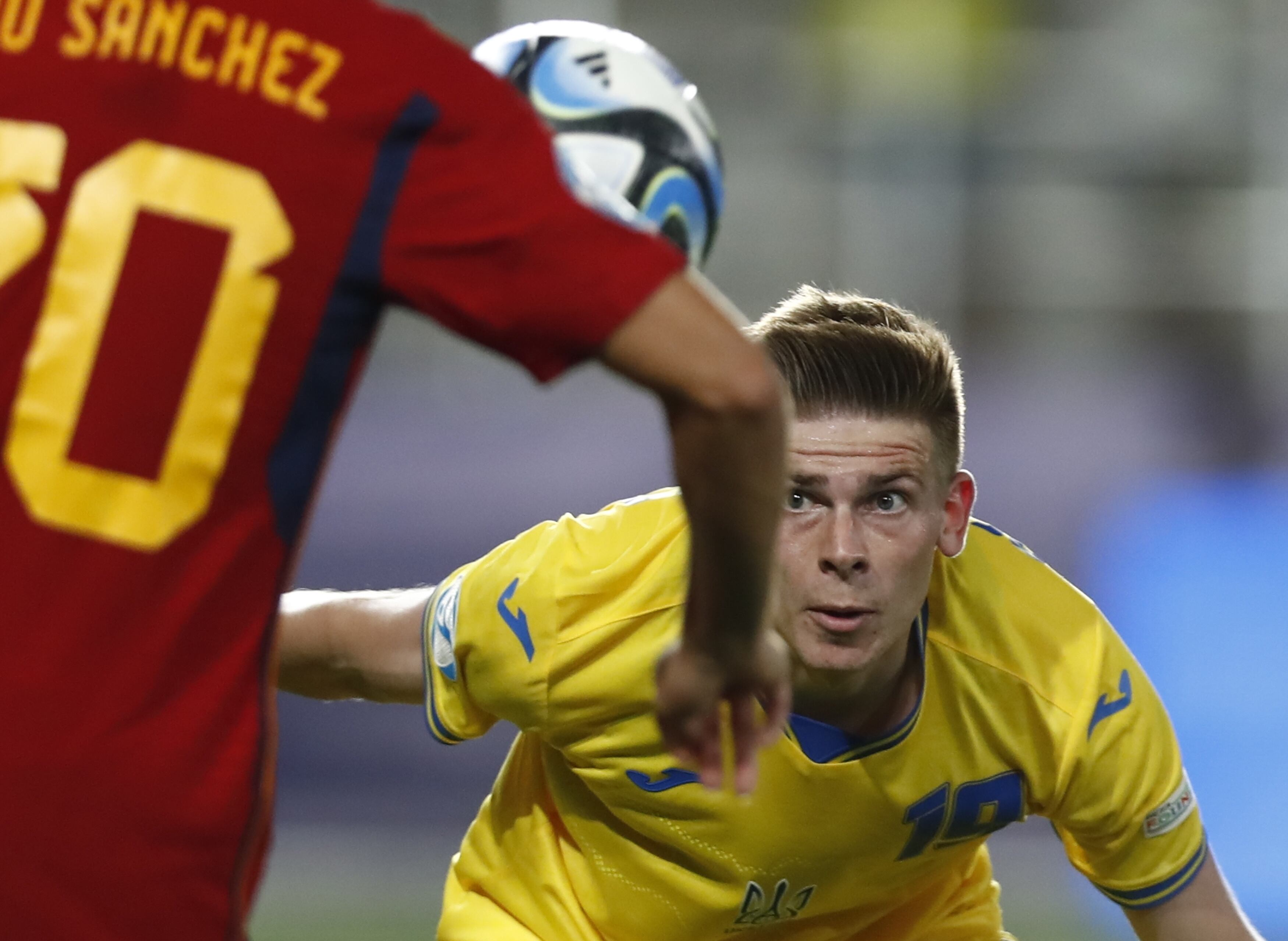 Bucharest (Romania), 27/06/2023.- Spain&#039;s Manu Sanchez (L) in action against Ukraine&#039;s Oleh Ocheretko (R) during the UEFA Under-21 Championship group stage match between Spain and Ukraine in Bucharest, Romania, 27 June 2023. (Rumanía, España, Ucrania, Bucarest) EFE/EPA/ROBERT GHEMENT
