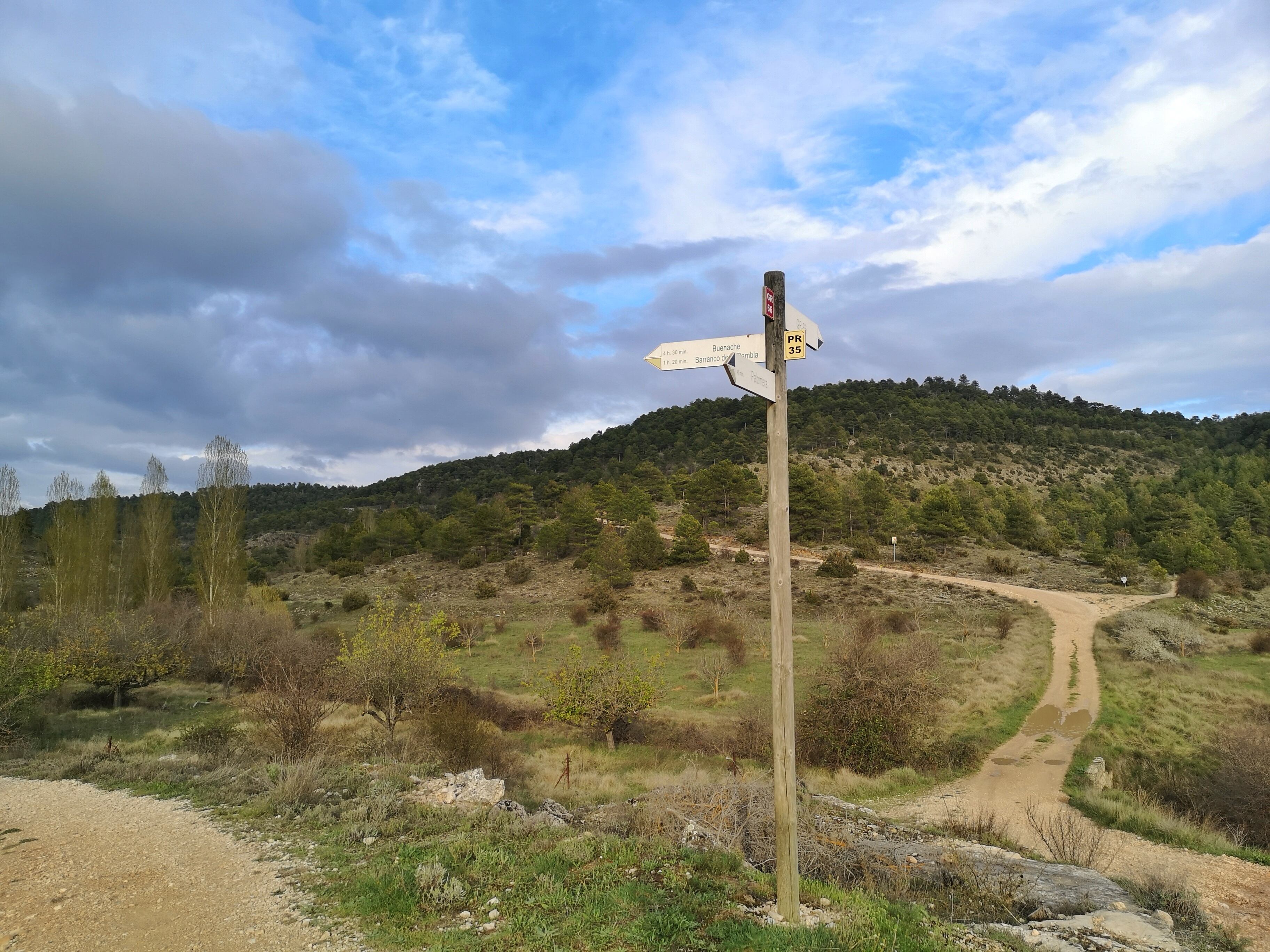 Indicaciones del PR CU 35, al inicio de nuestra ruta, en las inmediaciones de Palomera (Cuenca).