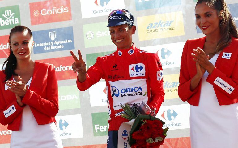 Esteban Chaves en el podio con el maillot rojo de La Vuelta.