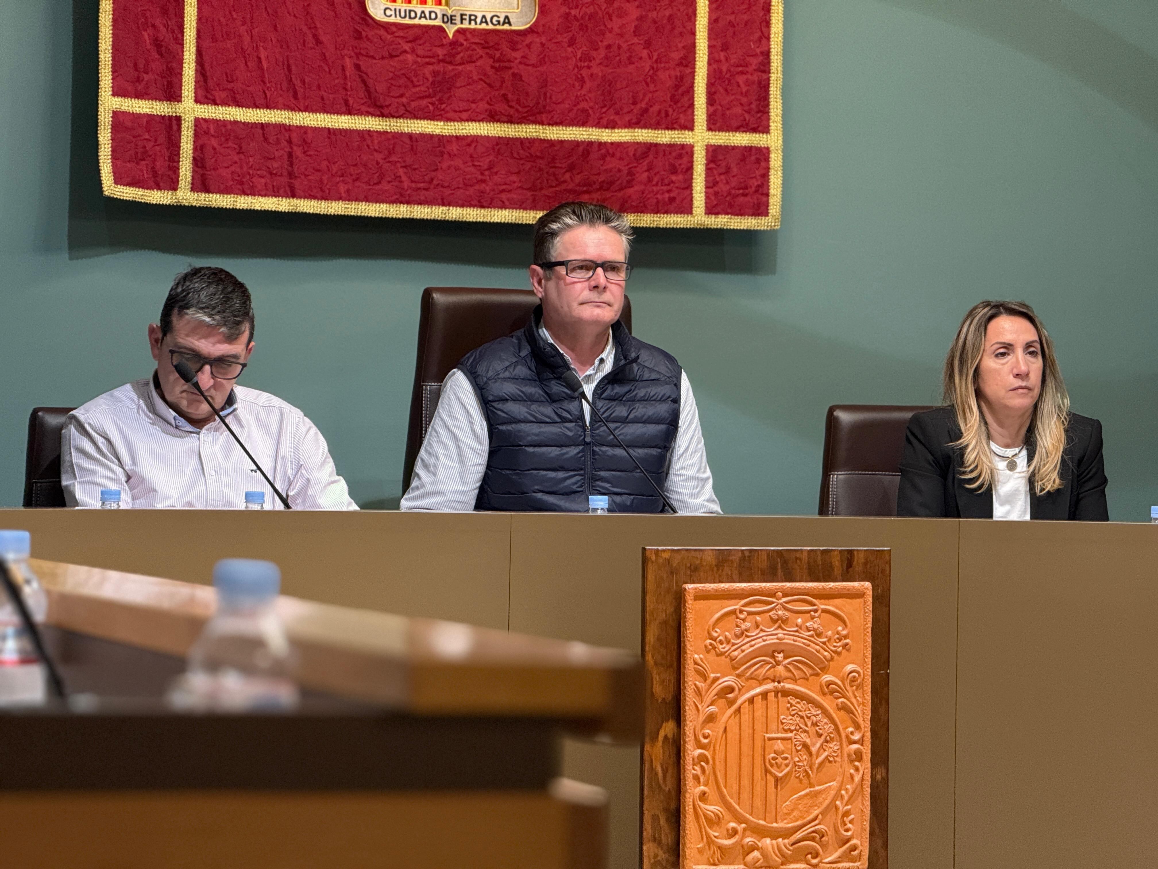 Amadeo Sampietro Ignacio Gramún y Esther Rubio ( de izquierda a derecha) durante el pleno. Foto: Ayto. de Fraga