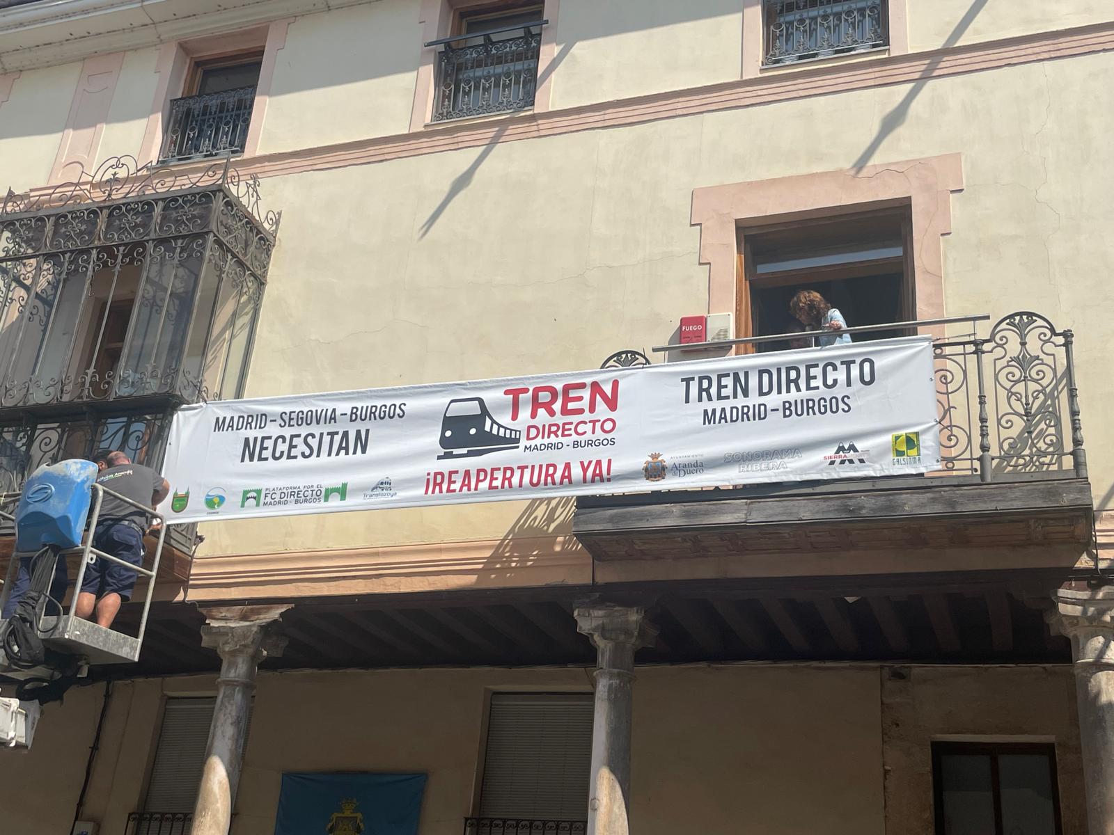 Colocación de la pancarta en la Plaza del Trigo