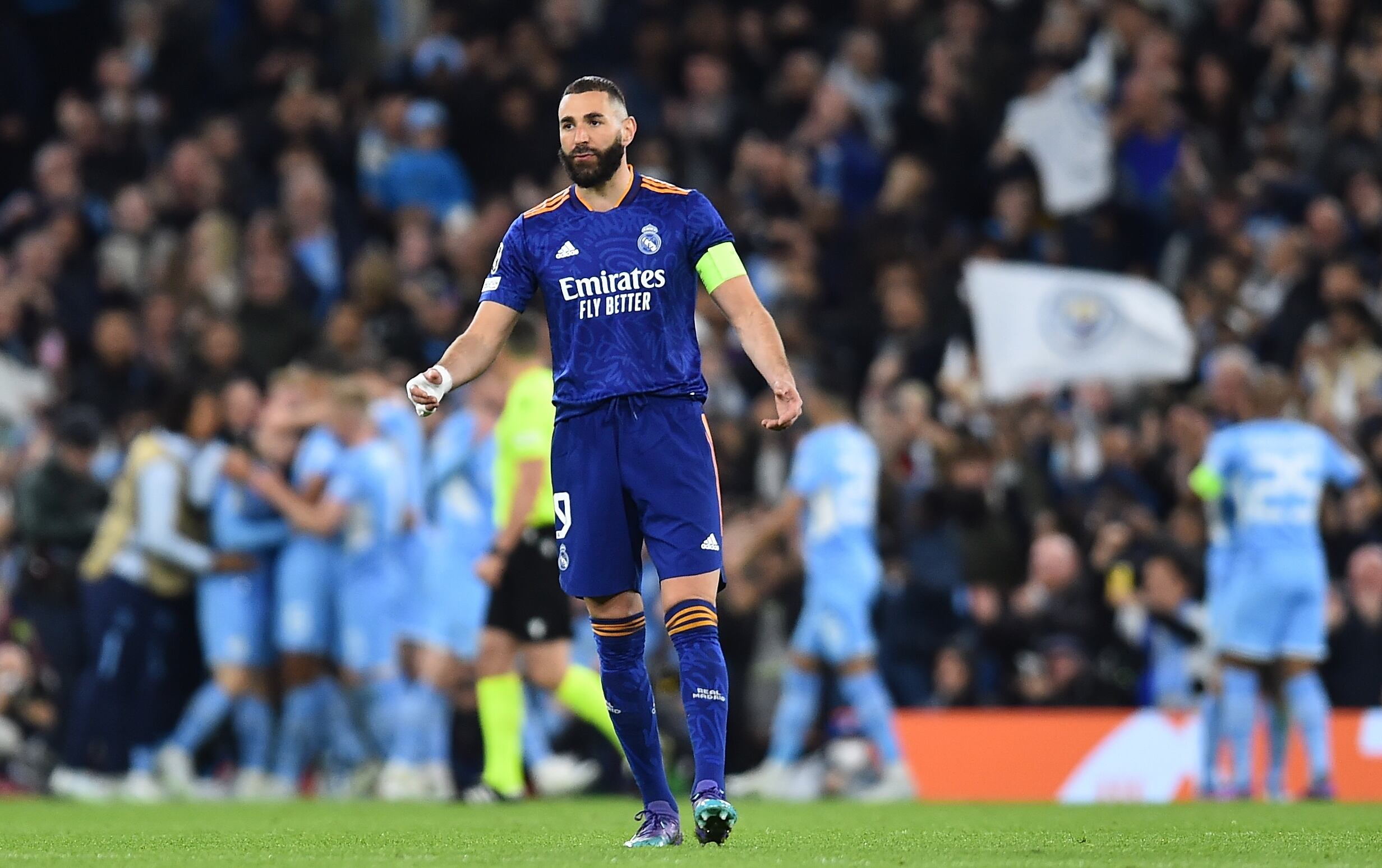 Benzema se lamenta tras un gol del Manchester City