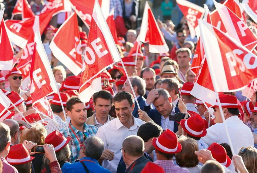 El líder del PSOE, Pedro Sánchez, entre banderas socialistas. Foto de archivo.