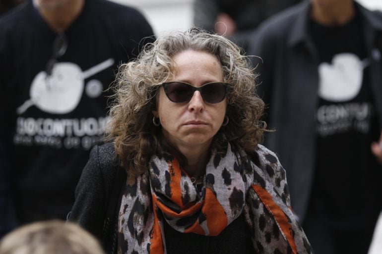 Els dos infermers que van tractar Ester Quintana després de l'impacte han canviat la seva versió i han dit que la lesió no sembla feta per una bala de goma