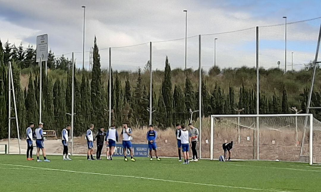 Bittor Alkiza ensayando con los once titulares ante la Real la estrategia