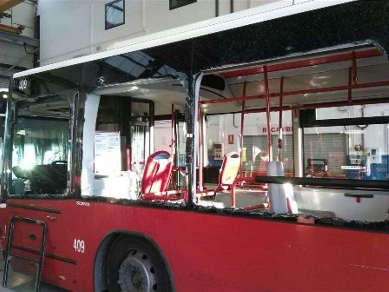 Autubús siniestrado de Transports Rober durante la noche de Halloween por actos vandálicos
