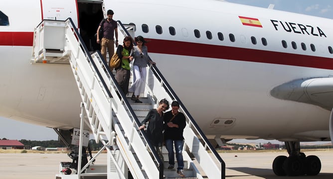 Este viernes, tras 21 meses secuestradas, han llegado a Madrid Blanca Thiebaut (parte alta de la escalera del avión y con falda blanca) y Montserrat Serra (en la parte baja de la escalera vestida de gris y marrón) en un avión de la Fuerza Aérea junto a mi