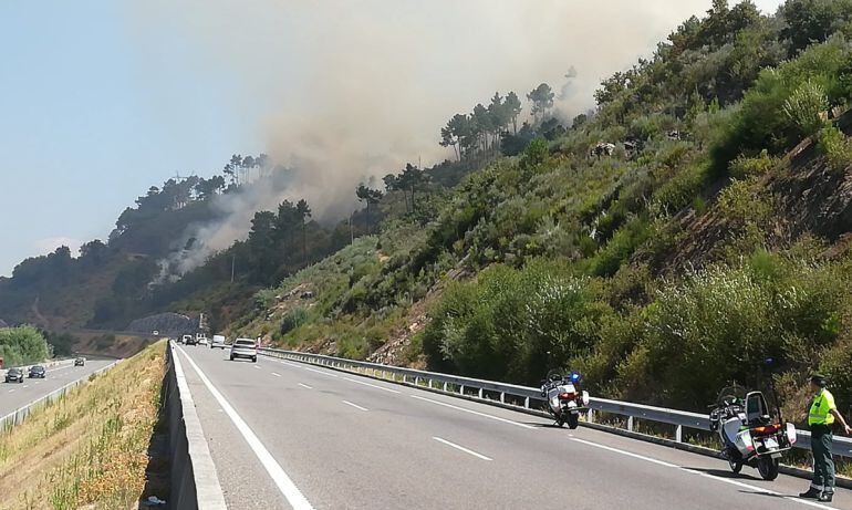 Las llamas se acercaron a la autovía de Santiago