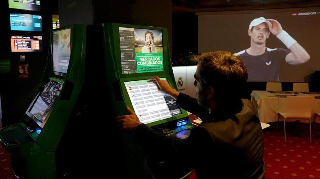 Un joven en una casa de apuestas.