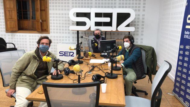 De izquierda a derecha, Eduardo Dávila Miura, Paco García y José Manuel Peña en el estudio de Radio Sevilla