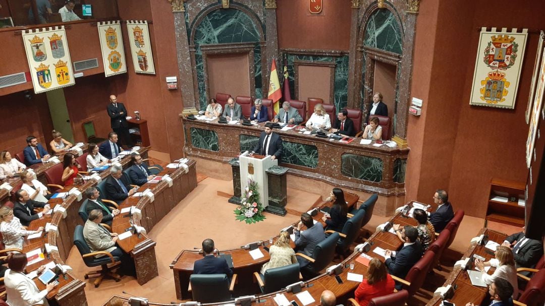 Fernando López Miras se dirige a la Asamblea Regional minutos antes de la segunda votación sobre su investidura