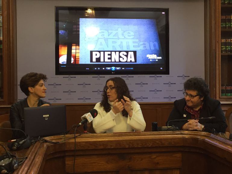 Mónica Martínez, delegada de juventud, junto a la vicerrectora de Estudiantes y Empleabilidad de la UPV Txelo Ruiz y la técnico de Juventud, Eunate Encinas. 