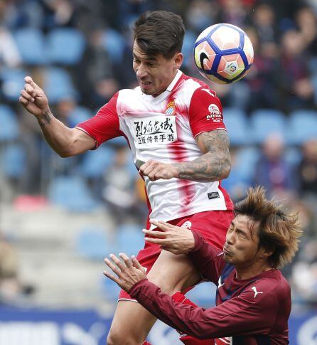 Hernán Pérez disputa un balón con Takashi Inui.