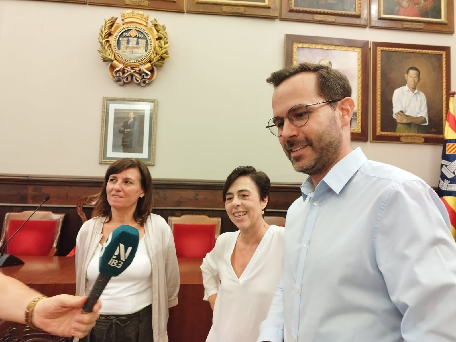 El batle de Maó, Héctor Pons, manté en el seu lloc a Dolores Antonio (centre) tot i que ella ha posat el càrrec a la seva disposició.