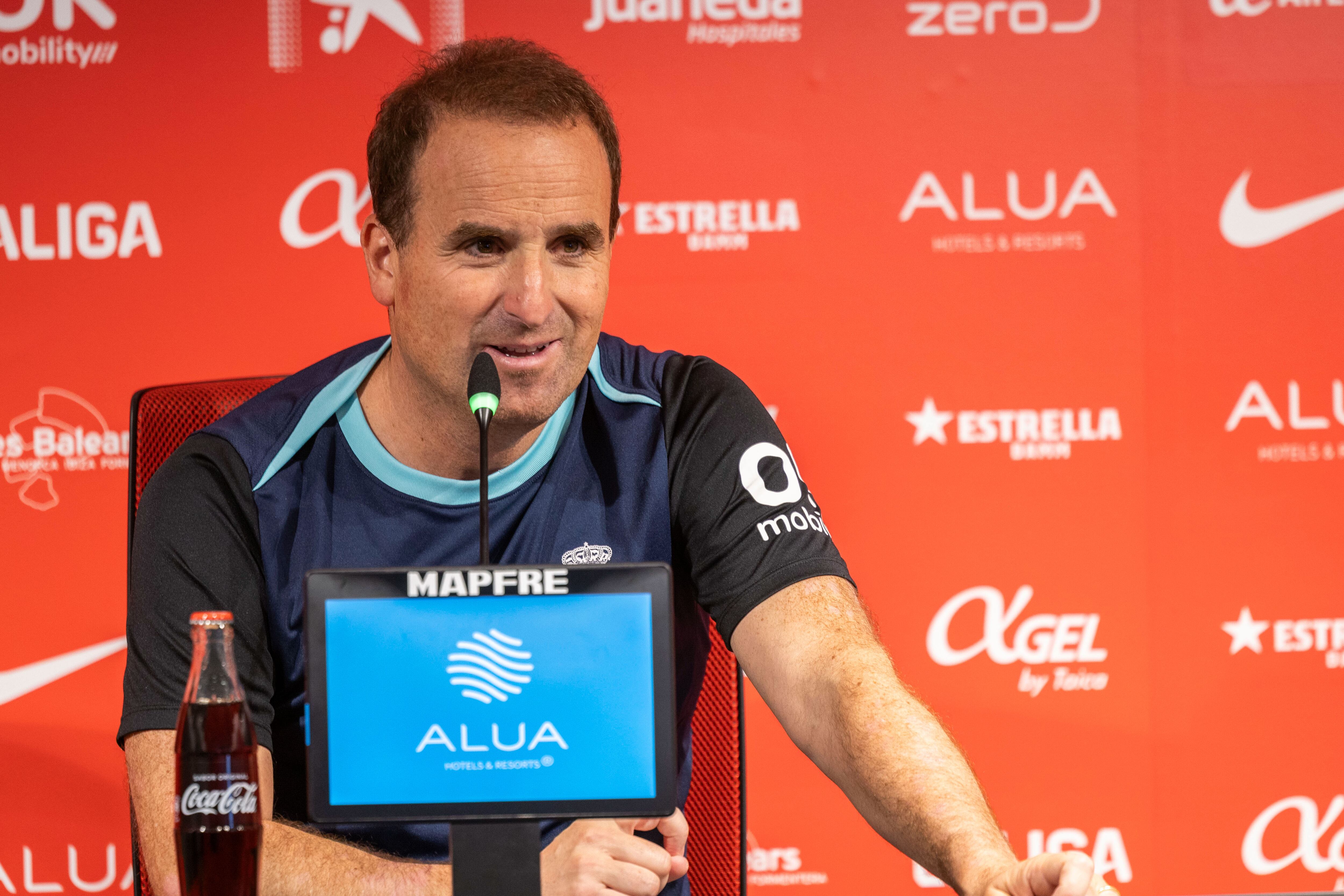 PALMA DE MALLORCA, 09/05/2025.- El entrenador del Real Club Deportivo Mallorca , Jagoba Arrasate, ofrece una rueda de prensa en Palma de Mallorca este viernes. El Mallorca se enfrenta mañana al Valladolid en un partido de LaLiga. EFE/ Cati Cladera
