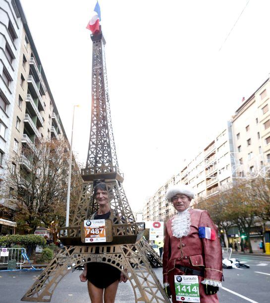 GRA077. SAN SEBASTIÁN, 27/11/2016.- Una pareja de atletas franceses posan antes de tomar la salida en la 39 edición del Maraton de San Sebastián, en la que se ha impuesto el atleta keniano, Hosea Kiprono, con un crono de 2h11:51. La carrera, con una clima