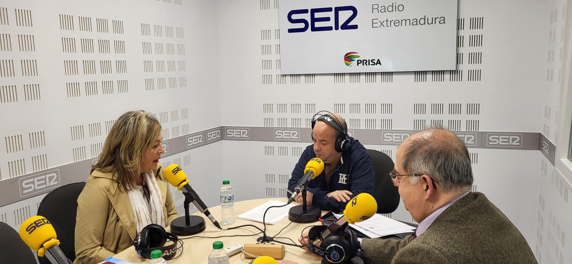 El alcalde de Zafra (dcha) y la directora de la oficina de turismo de Zafra (Izq) junto a Gaspar Garcia (centro en los estudios de Radio Extremadura