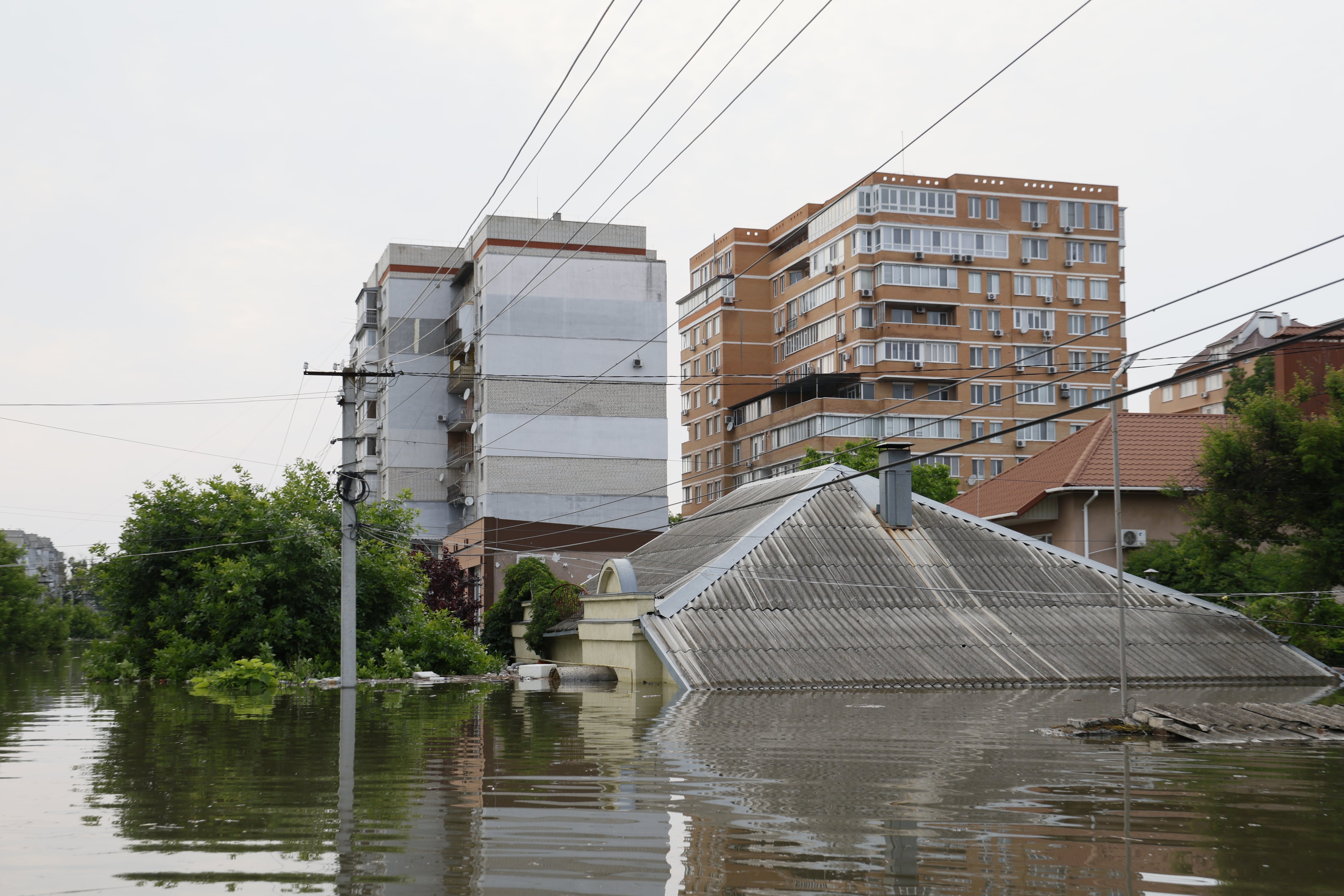 Las calles de Jersón quedaron inundadas tras la ruptura de la presa de Kajovka